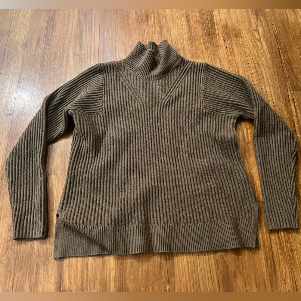 Banana Republic Olive Green Ribbed Women's Sweater - size XS